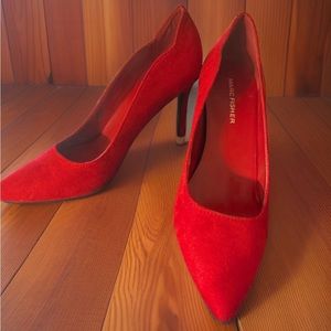 Red pumps. Size 6M. Suede material. Beautiful design. Comfortable heel.